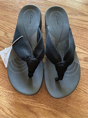 Clarks Black Fabric Knot Thong Sandals with Gray Footbed